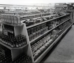 Verf- en kwasten gangpad, Woolworths winkel, 1956